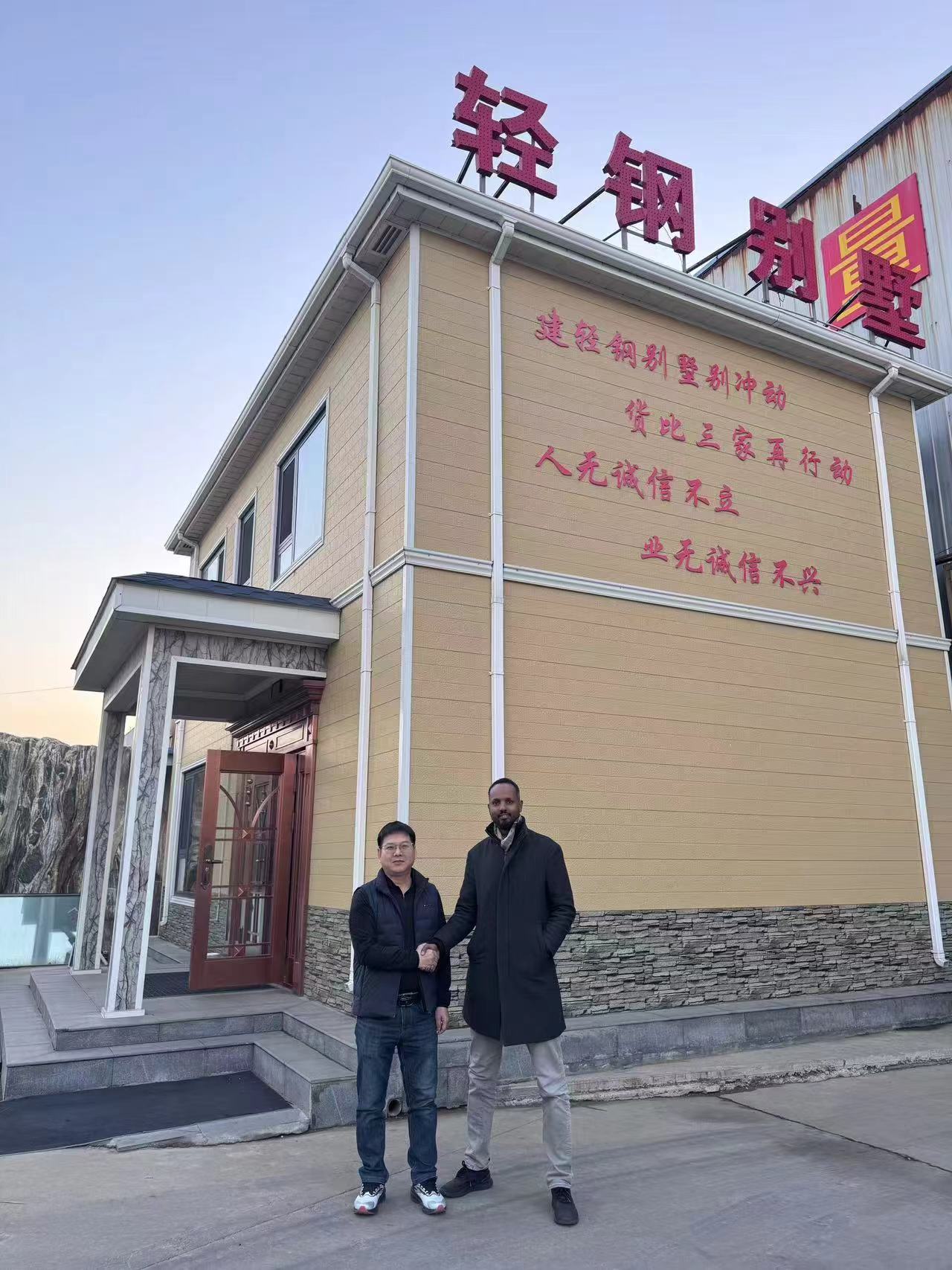 非洲客戶親自來廠參觀驗廠并下單金屬雕花板